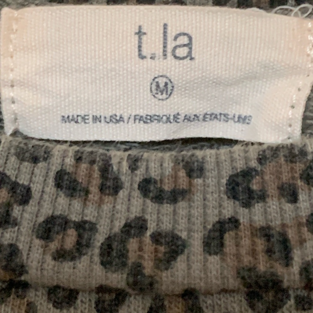 t.la Leopard Print Ruffle Sleeve Top Size M Cotton Stretch Casual - Picture 2 of 7